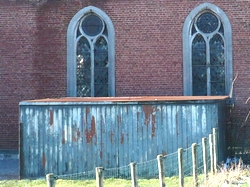 Garages adossés à l'église de Tignée