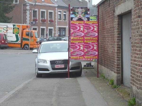 Parking scandaleux sur le trottoir